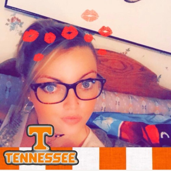 Meet your Posher, Britni - Picture 3 of 8